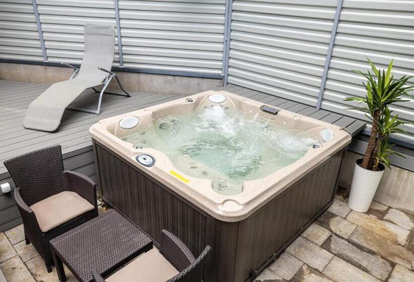 سوییت لوکس, Arena Deluxe & Spa