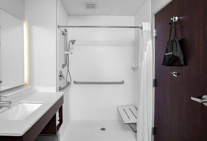 Люкс Адаптированный для Инвалидов, Holiday Inn Express Hotel & Suites Altoona Des Moines, An Ihg