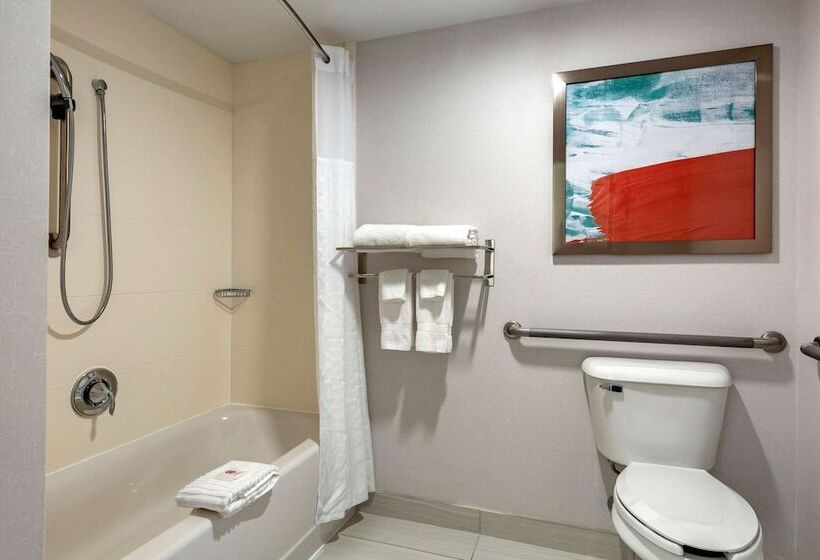 适合残疾人士使用的套间, Comfort Inn & Suites