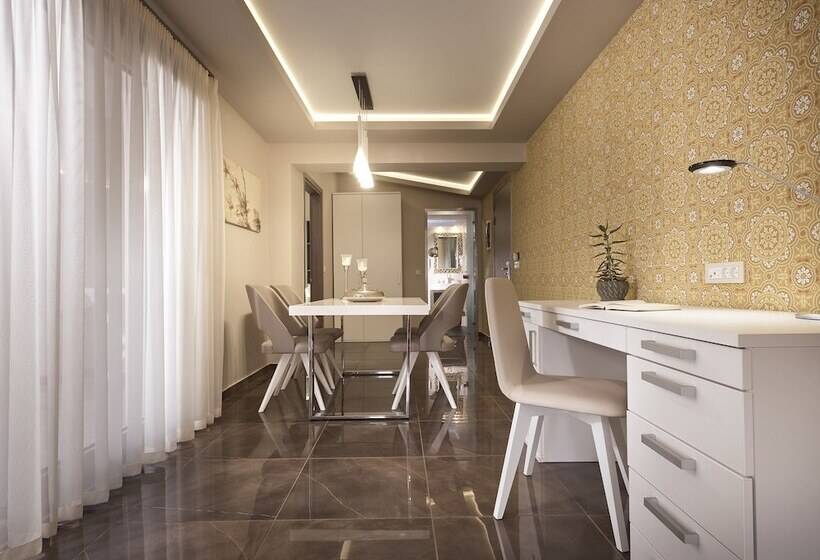 Королевский Люкс, Koukounaria Hotel & Suites