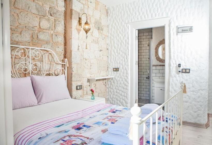 Номер Стандарт Вид на Бассейн, Kybele Suites Alaçatı