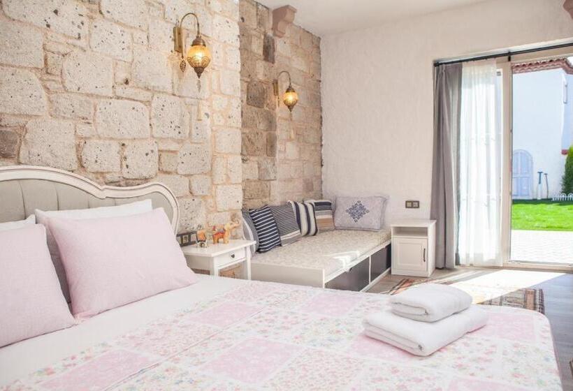 Трехместный Номер Стандарт Вид на Бассейн, Kybele Suites Alaçatı