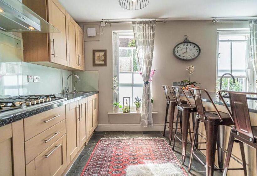 Номер Стандарт с Балконом, House Close To Kings Cross
