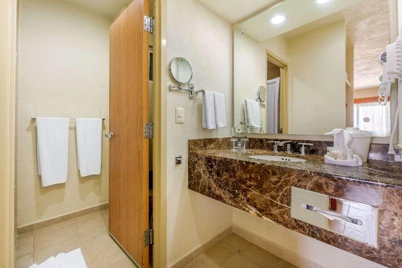 اتاق استاندارد با تخت بزرگ, Comfort Inn Puerto Vallarta Golfside & Marina