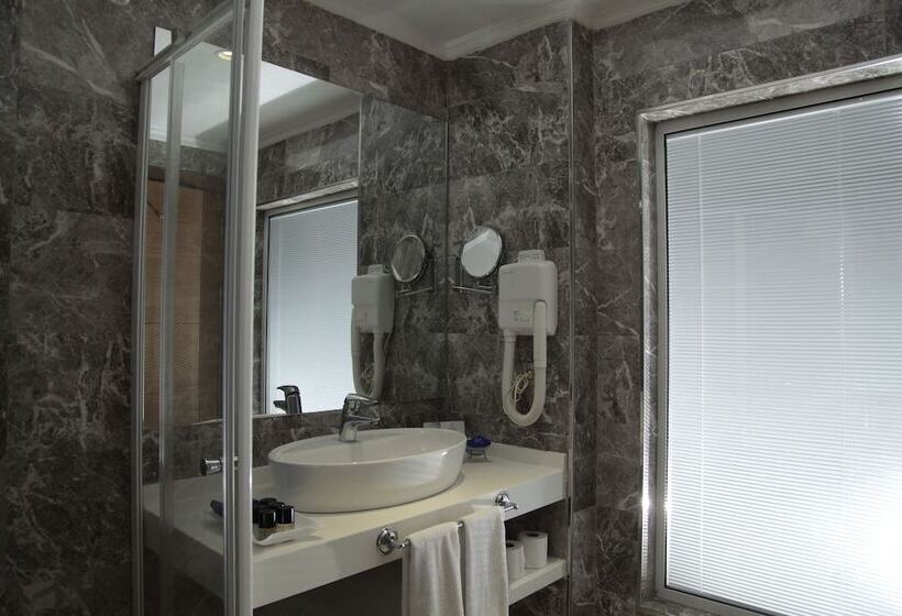 اتاق خانوادگی با چشم‌انداز دریا, Delta Hotels By Marriott Bodrum
