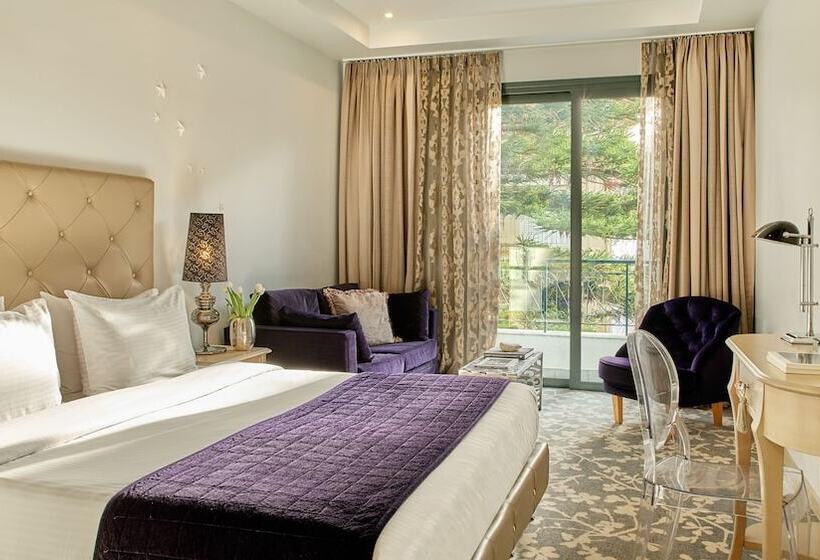 سوییت جونیور, Dioni Boutique