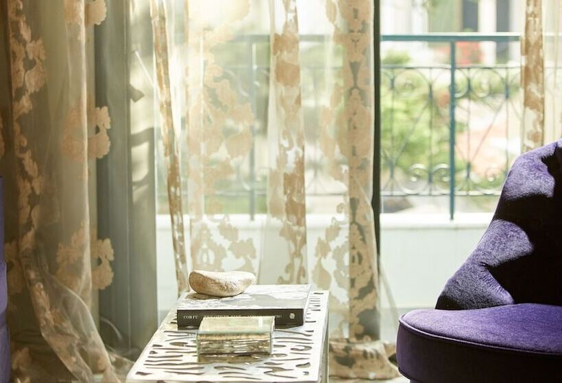 سوییت لوکس, Dioni Boutique