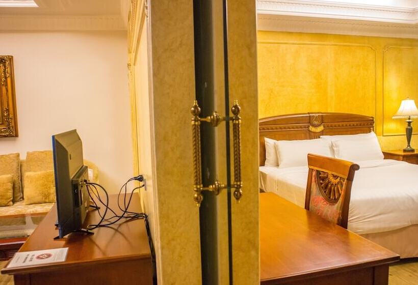 Полулюкс, Four Seasons Place Pattaya