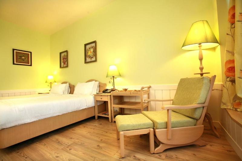 Номер Deluxe, E Square The Fern, Pune