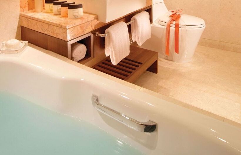 Апартаменты Deluxe 3 Спальни, Oakwood Premier Cozmo Jakarta