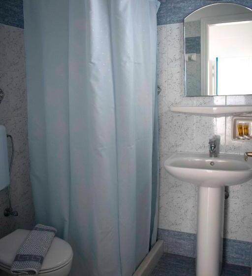 اتاق استاندارد سه نفره, Pension George
