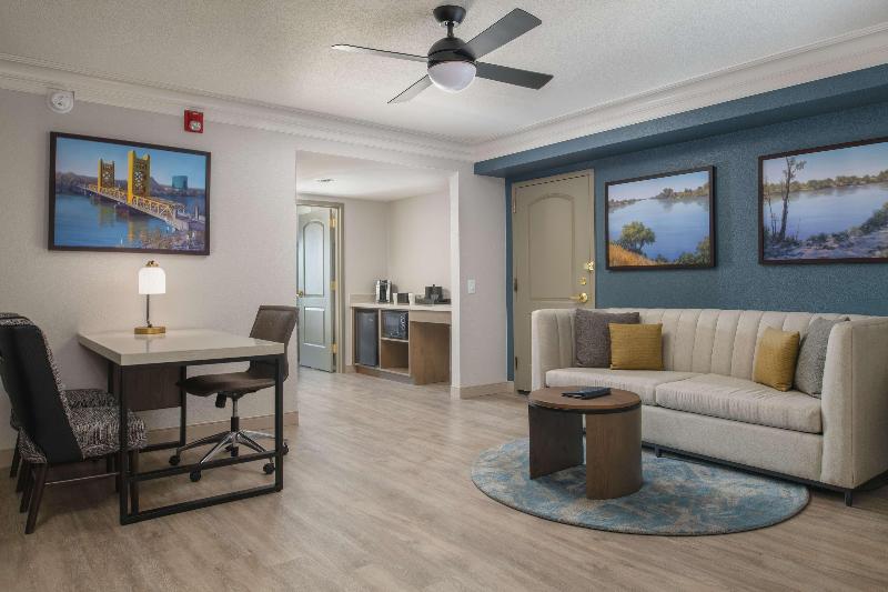 스위트 킹사이즈 침대, Embassy Suites By Hilton Sacramento Riverfront Promenade