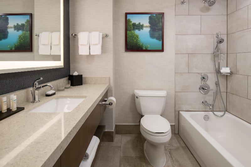 스위트 킹사이즈 침대, Embassy Suites By Hilton Sacramento Riverfront Promenade
