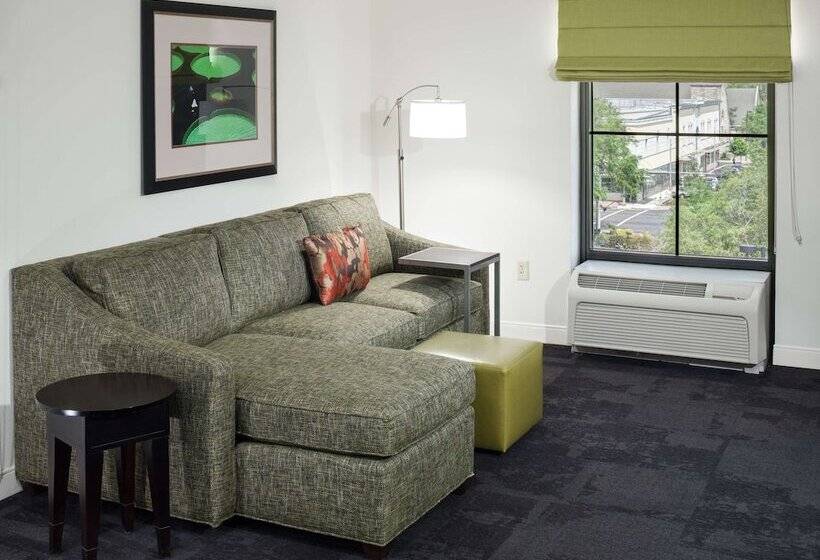 스탠다드 스튜디오, Hampton Inn & Suites Gainesvilledowntown