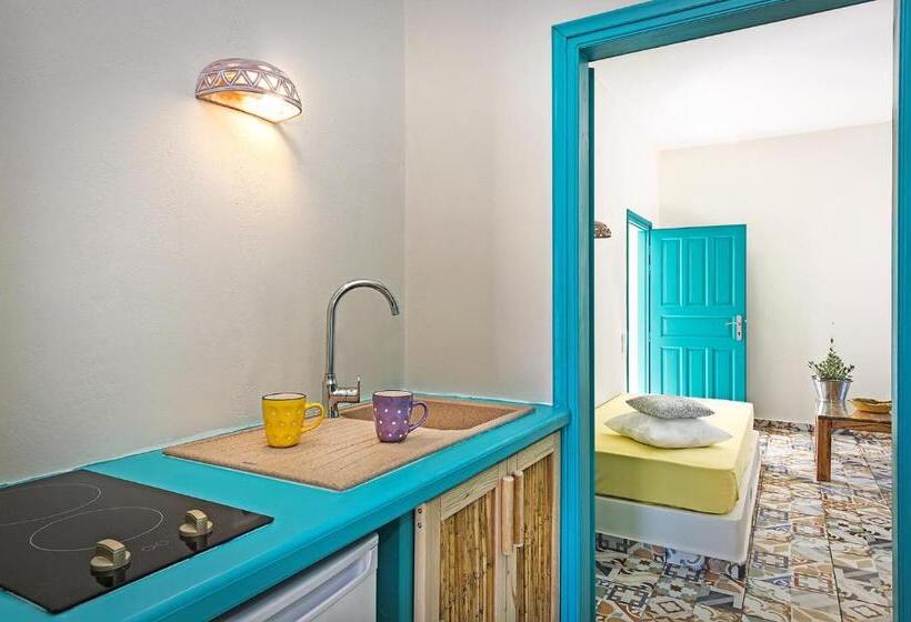 سوییت خانوادگی, Nissia Beach Apartments & Suites