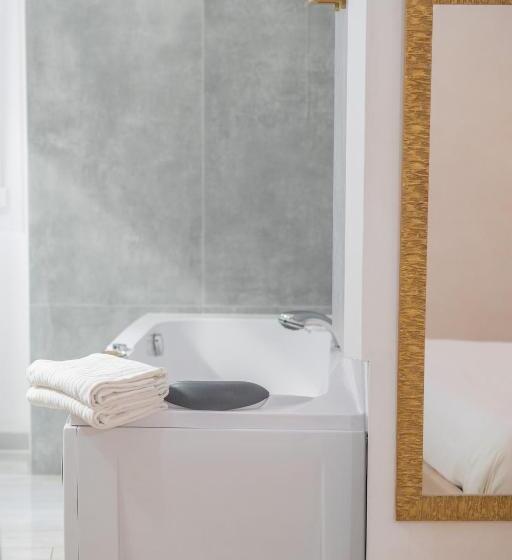 اتاق سوپریور با وان آب گرم, Irooms Spanish Steps