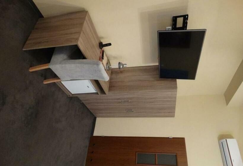 Номер Deluxe, Maksymilian