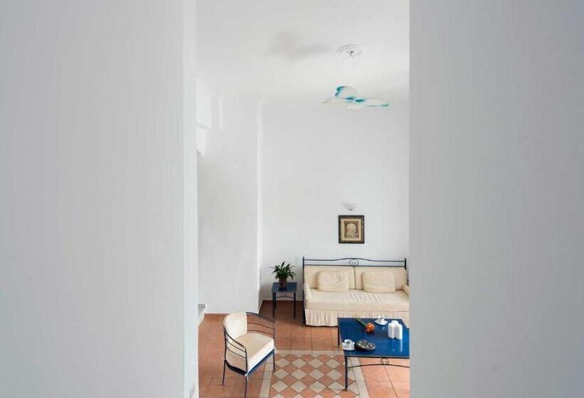 سوئیت با چشم‌انداز, Kastro Suites