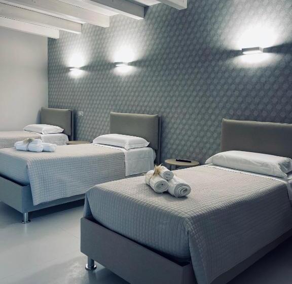 اتاق استاندارد سه نفره, Residence Old Stories