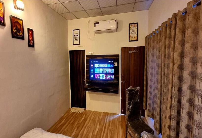 Трехместный Номер Классика, Oyo 82477 Drishyam