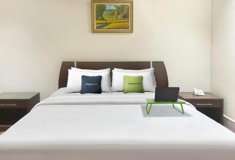 اتاق استاندارد با تخت بزرگ, Urbanview Hotel Mulia Indah Palopo