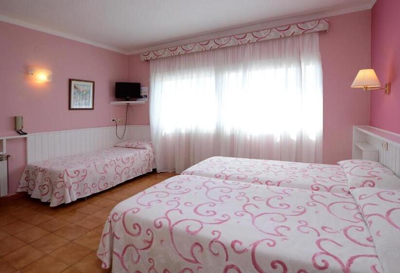 标准三人间, Casa Feliu