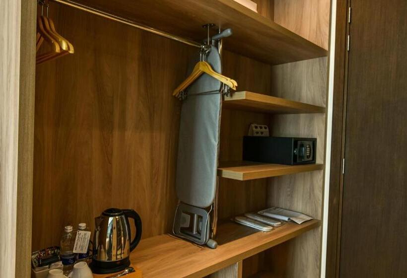 اتاق دلوکس با تخت کینگ و چشم‌انداز شهر, Golden Tulip Zanzibar Airport Hotel & Spa