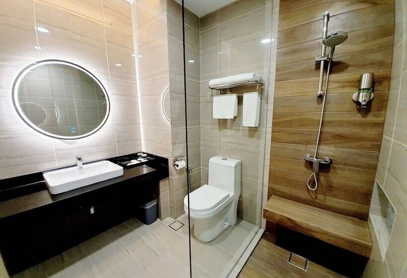 اتاق لوکس با چشمانداز شهر, Pacific Regency Beach Resort Port Dickson