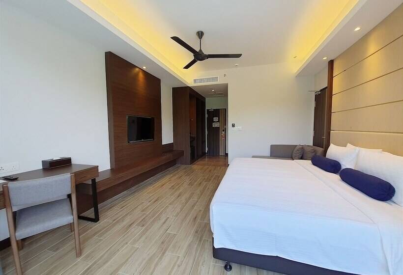 اتاق لوکس با چشمانداز شهر, Pacific Regency Beach Resort Port Dickson