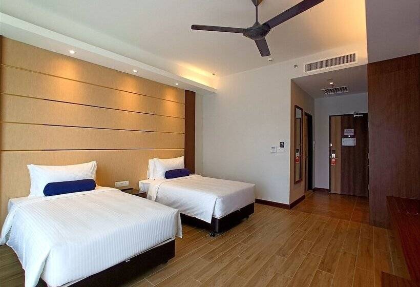 اتاق لوکس با چشمانداز دریا, Pacific Regency Beach Resort Port Dickson