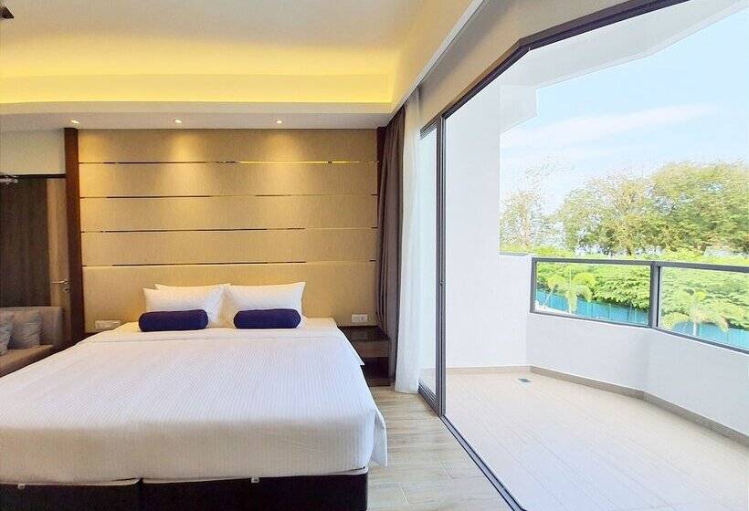 اتاق لوکس با چشمانداز دریا, Pacific Regency Beach Resort Port Dickson