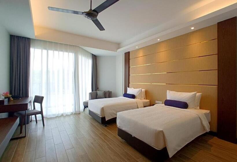 اتاق لوکس با چشمانداز دریا, Pacific Regency Beach Resort Port Dickson