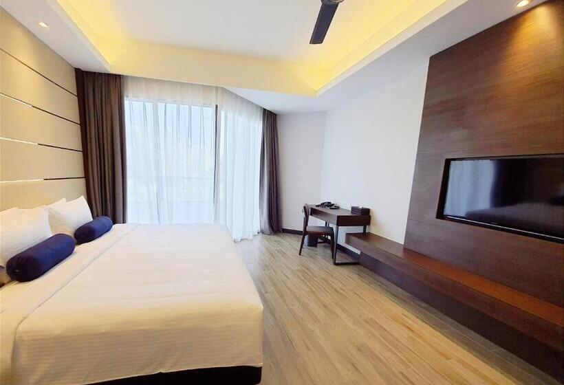 اتاق دلوکس با تخت کینگ و چشمانداز شهر, Pacific Regency Beach Resort Port Dickson