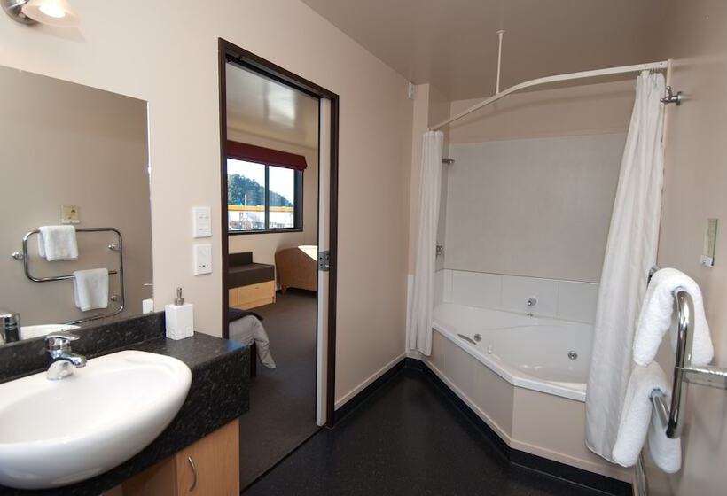 Студио Executive, Broadway Motel