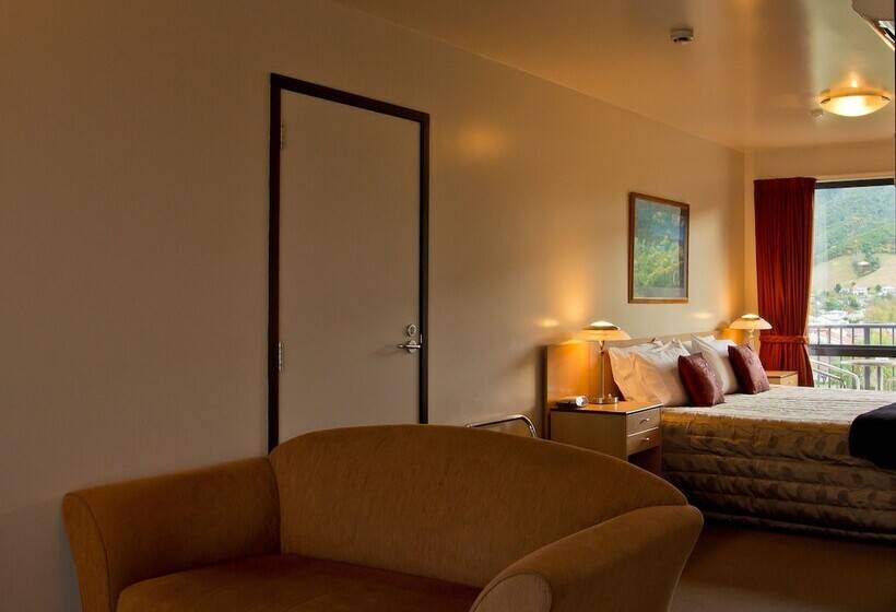 Студио Executive, Broadway Motel
