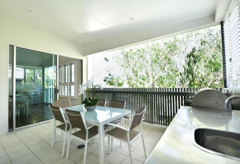 1 Bedroom Penthouse Apartment, East On Byron