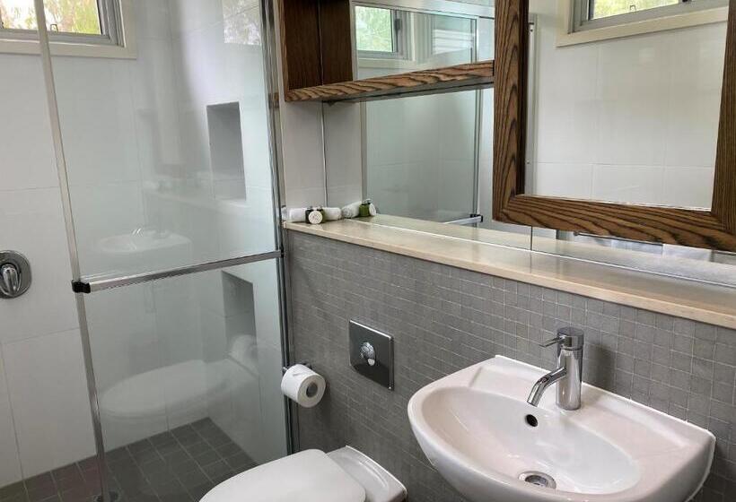 1 Bedroom Penthouse Apartment, East On Byron