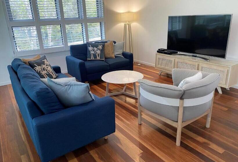 1 Bedroom Penthouse Apartment, East On Byron