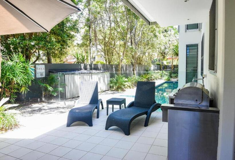 1 Bedroom Penthouse Apartment, East On Byron