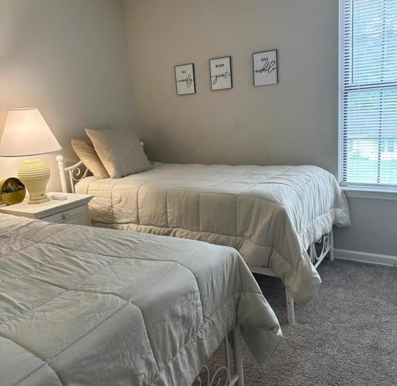 اتاق لوکس, Cozy   Home Away From Home With Free Parking