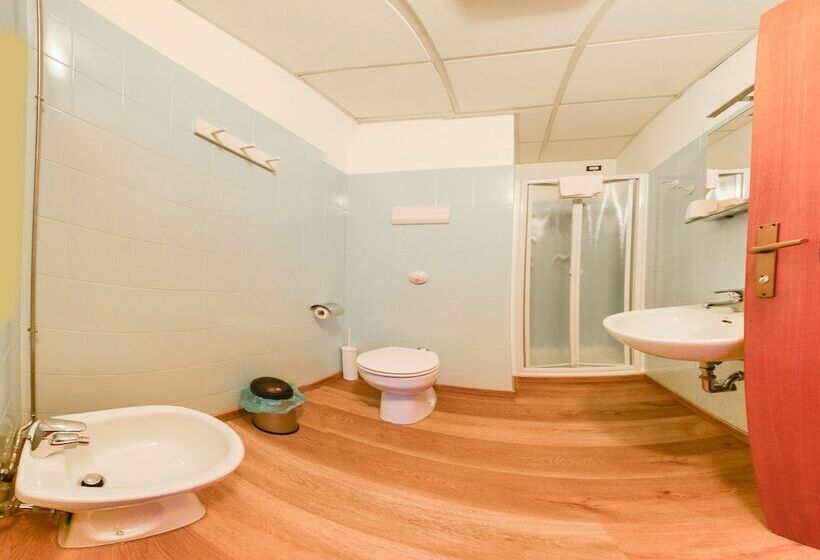 اتاق استاندارد چهار تخته, Central Hostel Bg