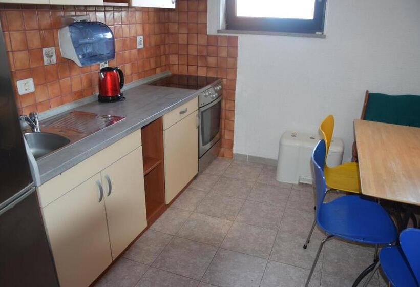 اتاق ساده سه‌ نفره, Hostel Panorama Portorož