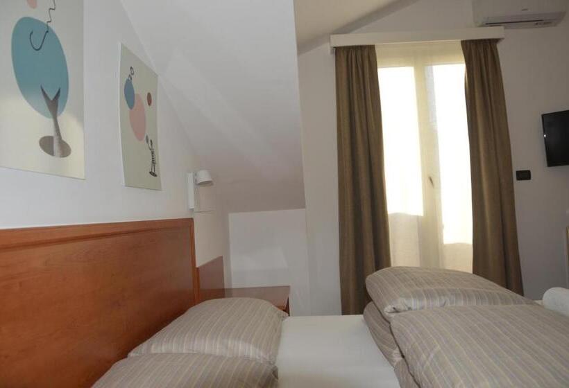 Economy Triple Room, Isolabella