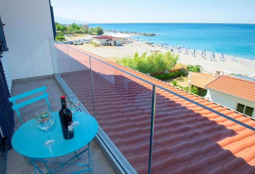 اتاق لوکس با بالکن و چشم‌انداز دریا, Mbaccimari B&b