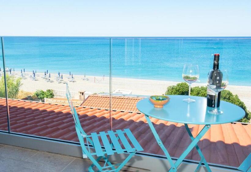 اتاق لوکس با بالکن و چشم‌انداز دریا, Mbaccimari B&b