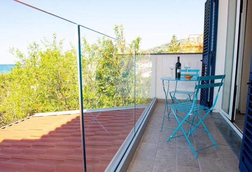 اتاق لوکس با بالکن و چشم‌انداز دریا, Mbaccimari B&b