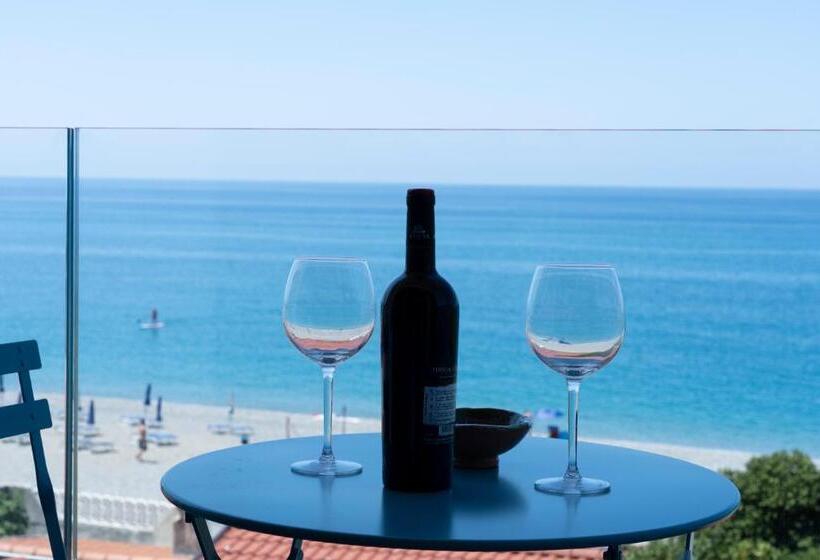 اتاق لوکس با بالکن و چشم‌انداز دریا, Mbaccimari B&b