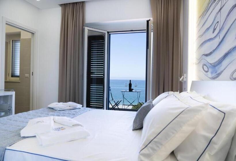 اتاق لوکس با بالکن و چشم‌انداز دریا, Mbaccimari B&b