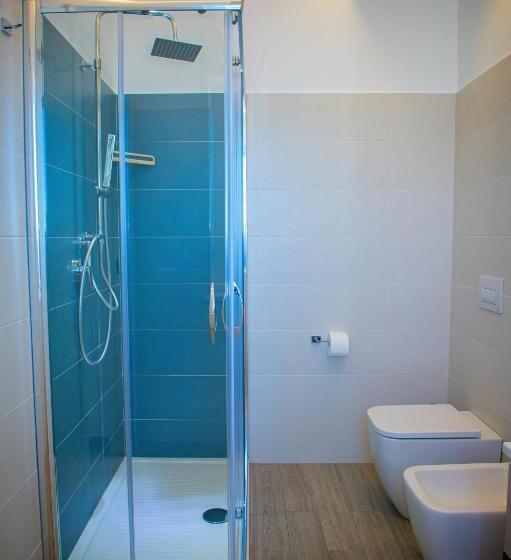 اتاق لوکس با بالکن و چشم‌انداز دریا, Mbaccimari B&b