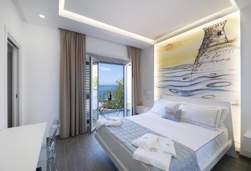 اتاق لوکس با بالکن و چشم‌انداز دریا, Mbaccimari B&b